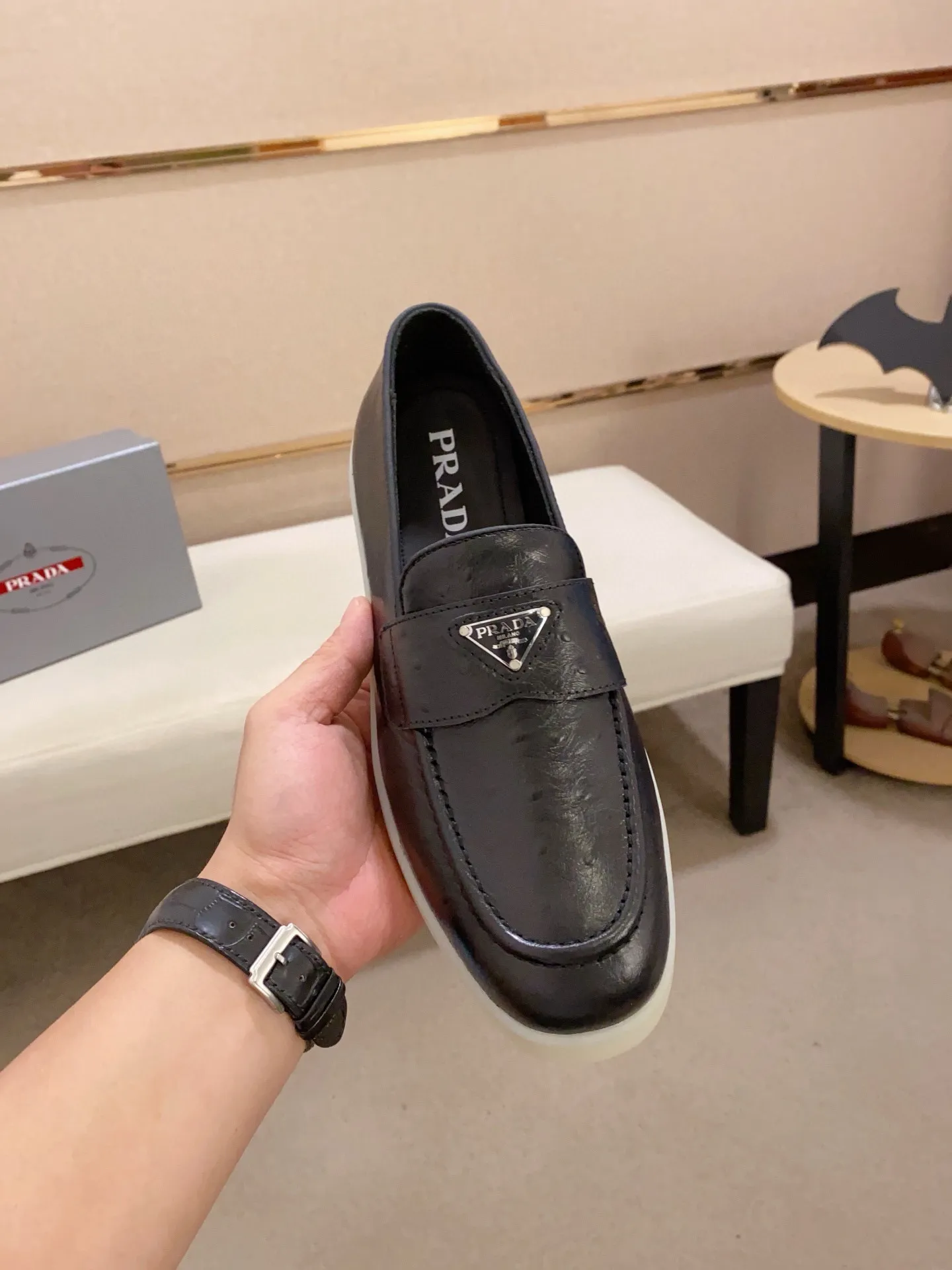 Men's shoes 💰 580💰 ✔️✔️✔️High-quality new PRADA counters are launched at the same time. The new men's shoes and 😘fabrics are selected from high-silk bald cowhide and are made by pure handicrafts. Lining: Full cowhide lining. 👍🏿 High-end ☄️ air-cushion molded anti-slip rubber outsole, exquisite lines, simple and elegant, comfortable and high-end for leisure travel. Code number: 38 to 44 (45 can be customized)